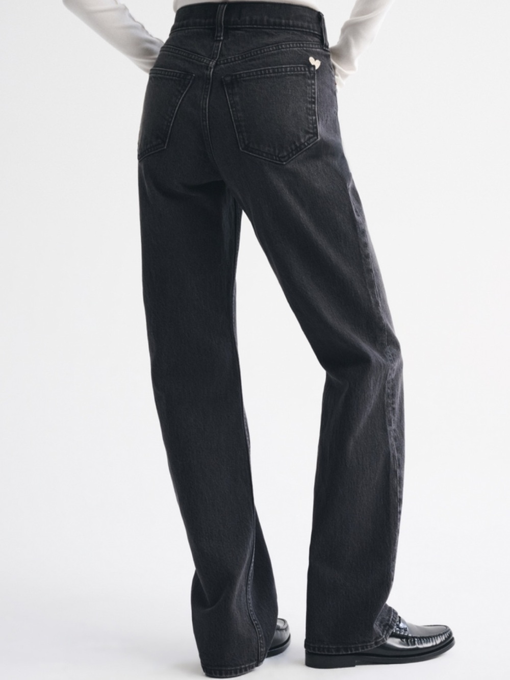ABERCROMBIE HIGH-RISE 90s RELAXED HEART EMBROIDERED JEANS - SHORT - Picture 6 of 11